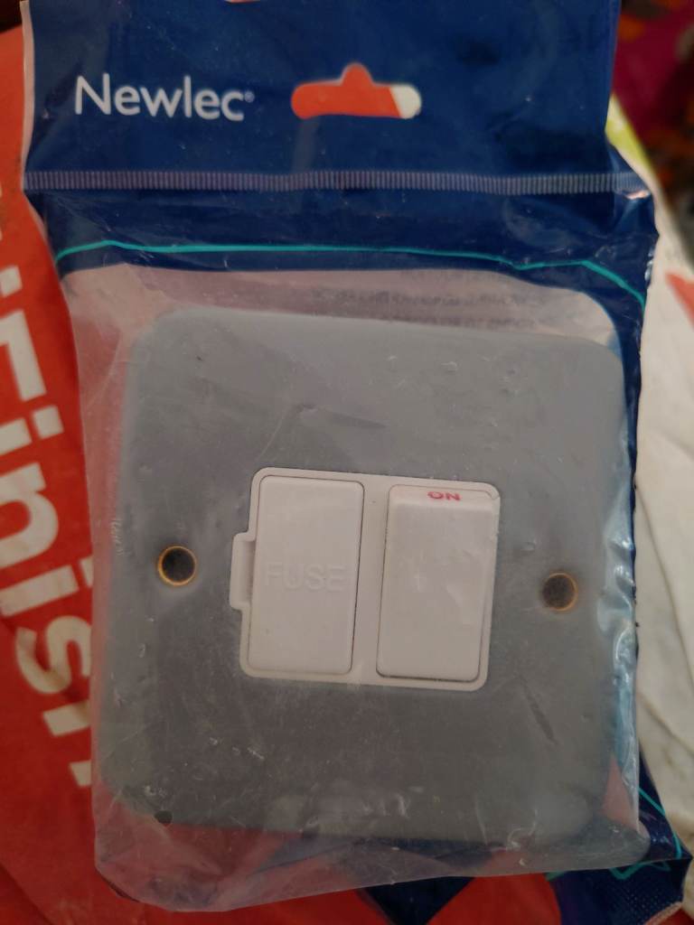 Newlec Grey Fused socket with Switch – Brand New 13a