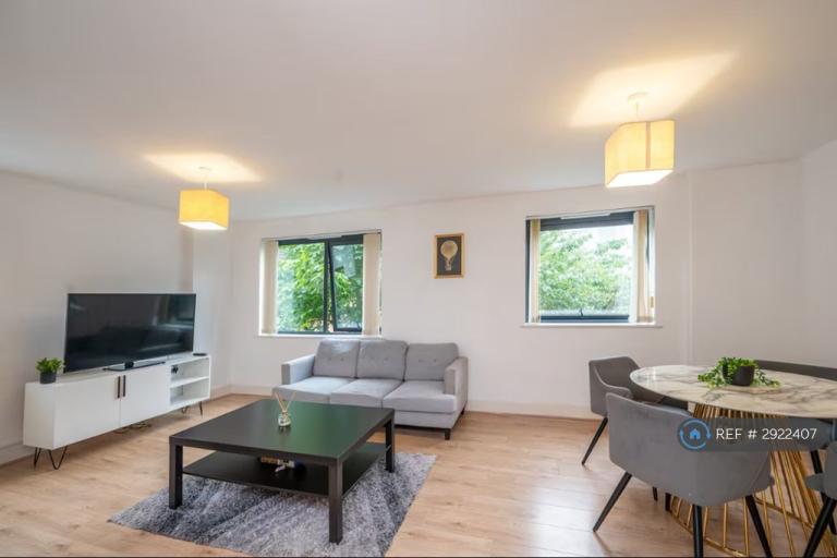 2 bedroom flat in Regal Court, Birmingham, B15 (2 bed) (#2922407)