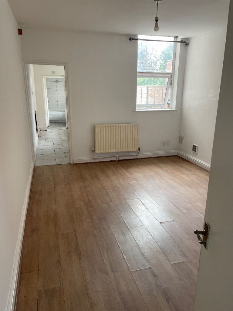 One bedroom flat to rent in LE3 - £700pm