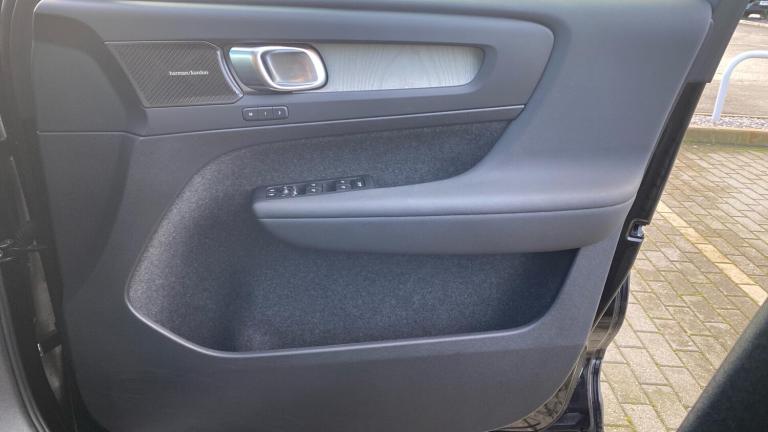 2024 Volvo XC40 2.0 B3 MHEV Ultra Bright SUV 5dr Petrol Hybrid DCT Auto Euro 6 (s/s) (163 p ESTAT...