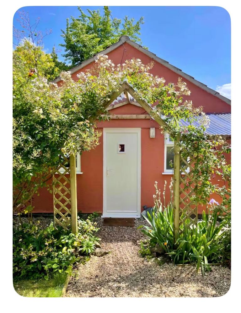 One bed annexe, central Wells - available immediately 