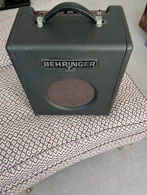 Behringer  Bass Guitar Amplifier  Bx - 108 Thunderbird 15Watt output