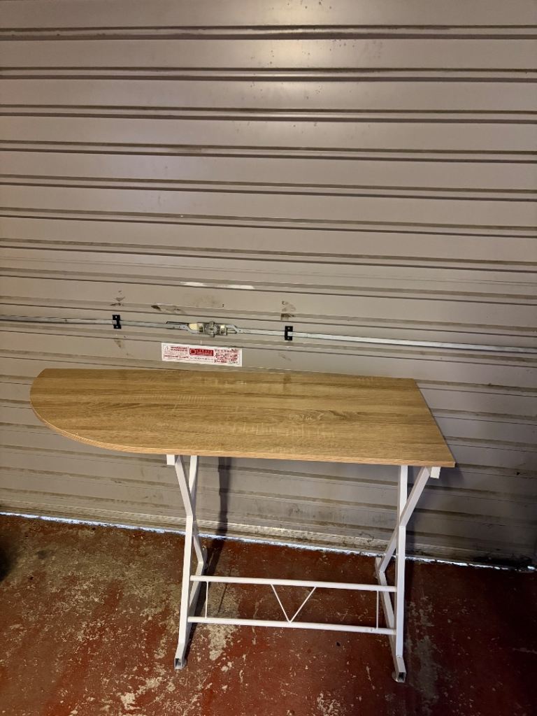 Computer Desk with Pull-Out Keyboard Tray – Perfect Condition