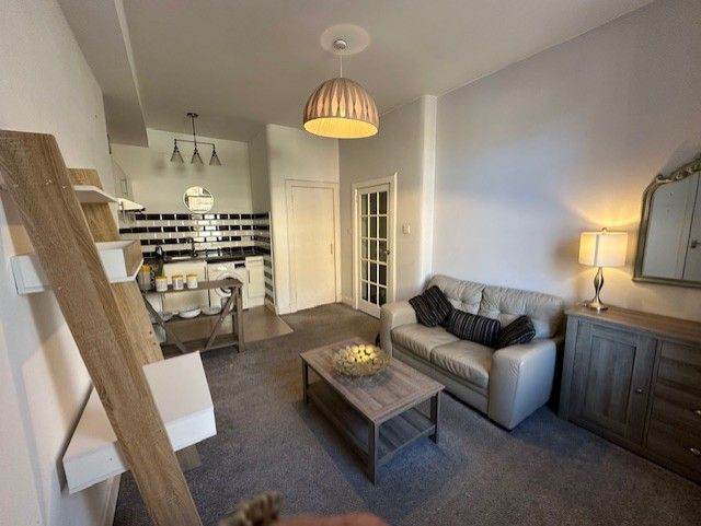 SUBERB LARGE ONE BEDROOM + BOX BEDROOM FULLY FURNISHED FLAT TO RENT