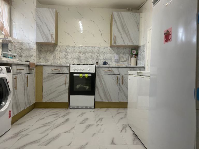 CASH INCENTIVE! 2-BED ENFIELD FOR 4-BED BROMLEY (Beckenham/Hayes) - URGENT MULTI-SWAP CHAIN STARTER