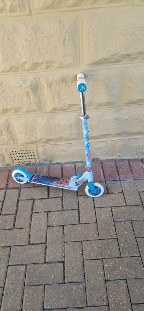 FROZEN 2 INLINE FOLDING SCOOTER. EXCELLENT CONDITION.