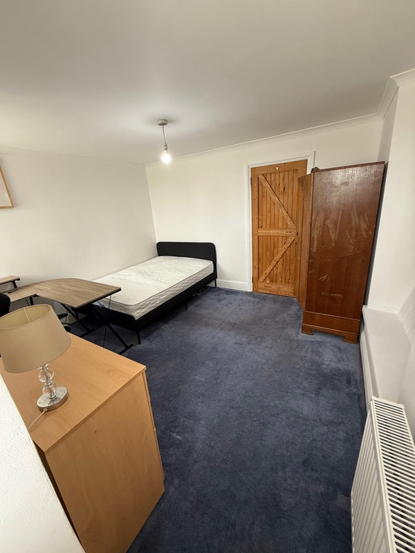 Spacious & Cosy Master Room For Rent AT BS7 9YU