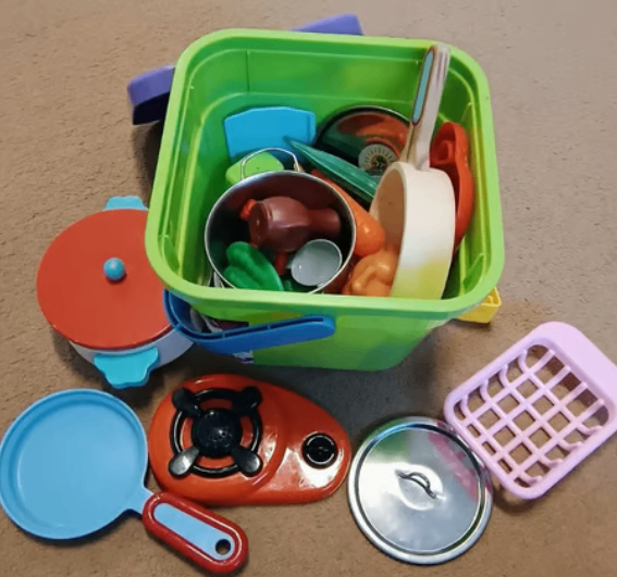 Kitchen items for toddlers within a box for age 1y+