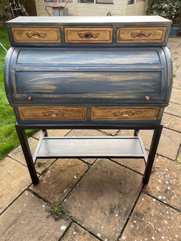 Contemporary-style roll top desk/bureau