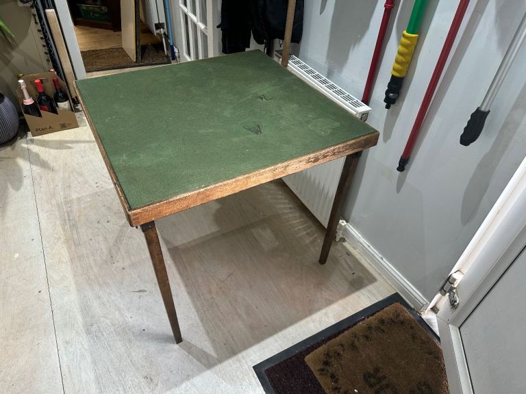 Foldable card table