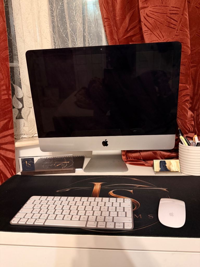 Apple iMac Desktop PC with Keyboard and Mouse – Good Condition