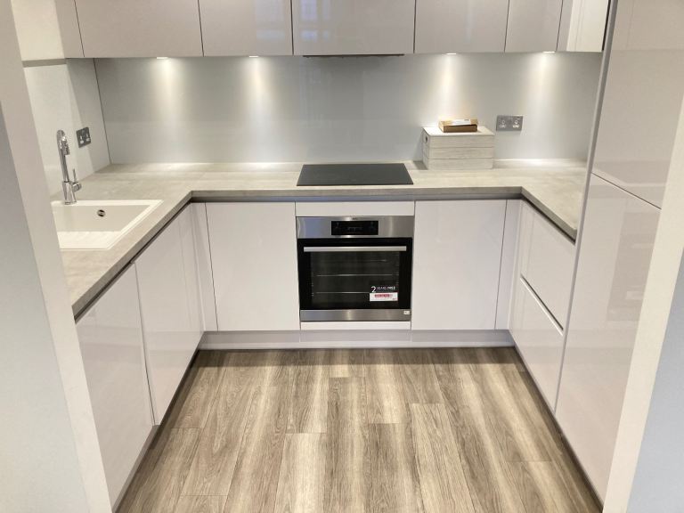 Views New Build Quality Lift 1 Bed Bath Rain Hand Shower Open Plan Balcony VeryNearRailBusShops