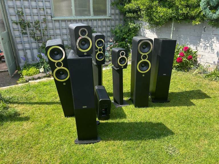 Set of Black Hi-Fi Speakers – Good Condition