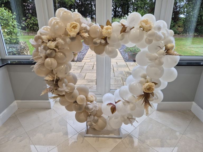 🎈 Stunning Luxury Heart Balloon & Floral Arch Prop – Weddings, Christenings & Birthdays ✨