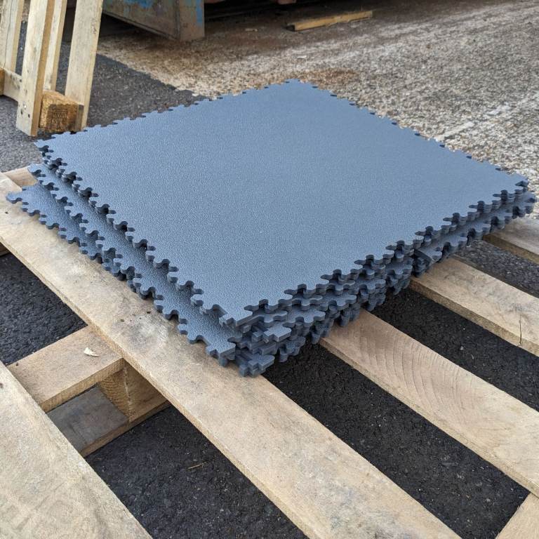 Set of 10 x Hard-wearing interlocking 50cm rubber floor tiles - 2.5m²