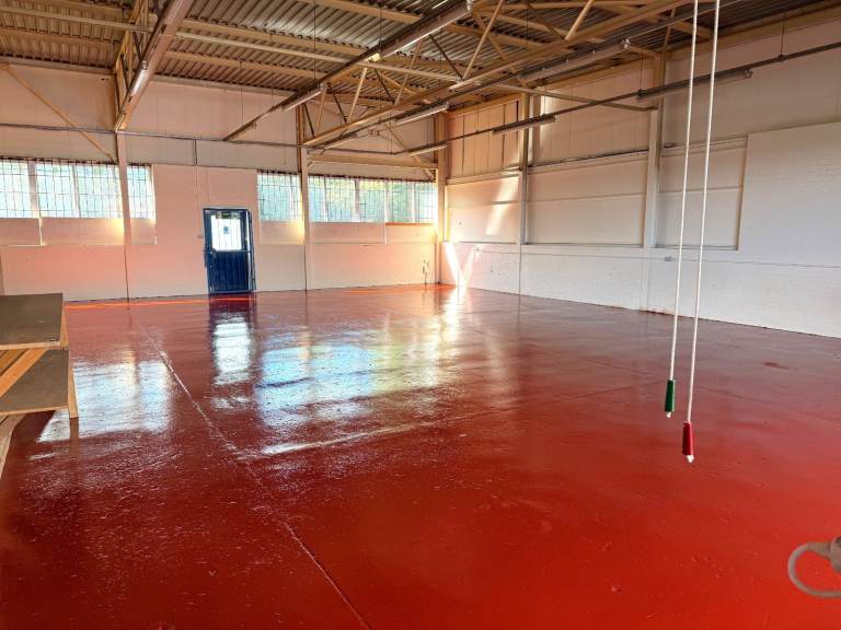 Motor Trade Unit to Let – 2,153 sq.ft, Roller Shutter, Secured Yard. RENT FREE AVAILABLE. 