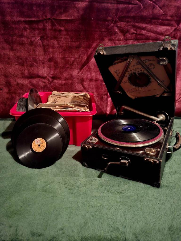 Columbia viva-tonal phonograph (Grafonola)