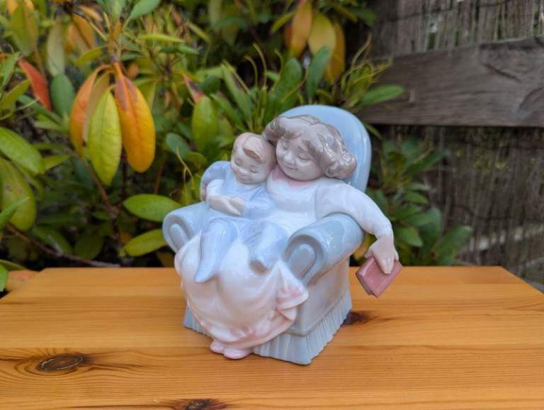 Nao Reading Companion figurine, statue