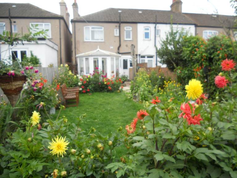 Huge double ensuite and double rooms, zone 3, 1 minute to railstation, bills and wifi inclu