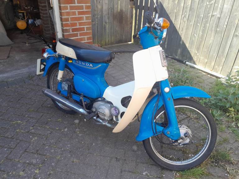Honda Cub 50,  2 x Honda Caren