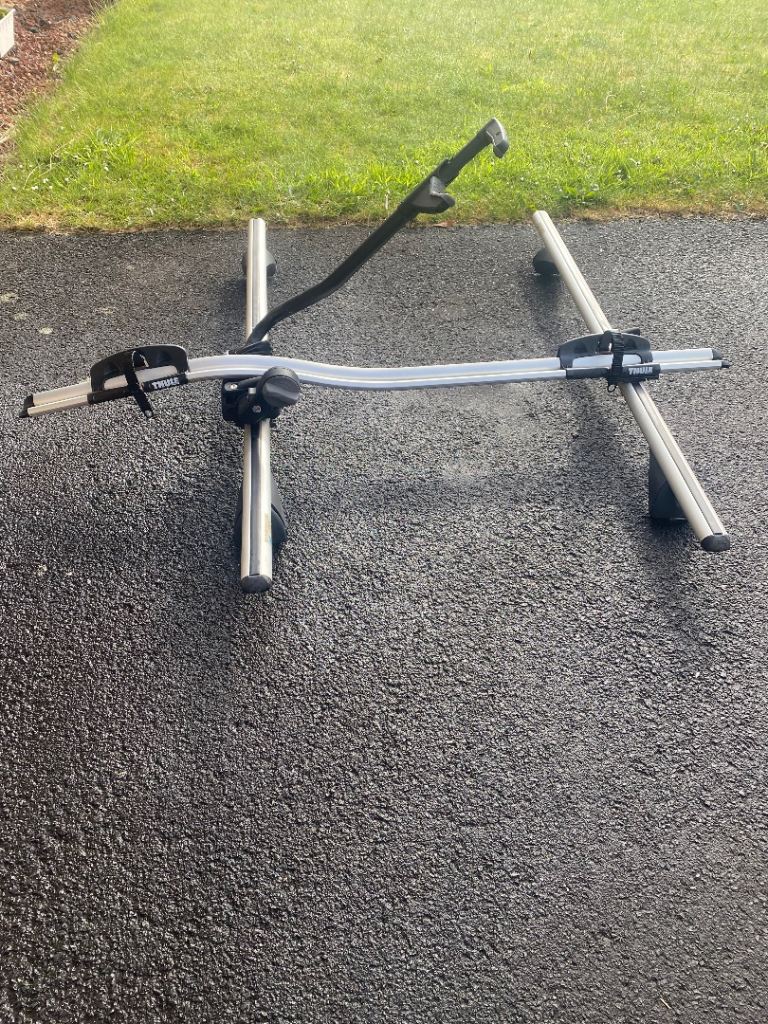 Car roof bars with 1 Thule bike holder.