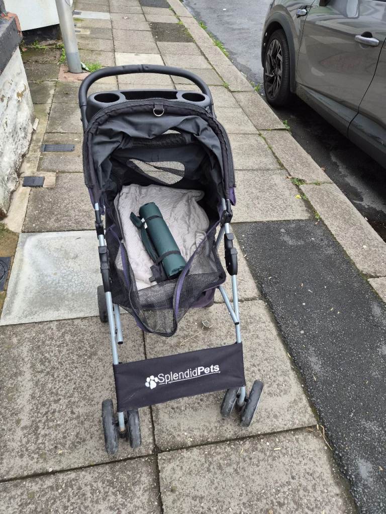 Dog pushchair 