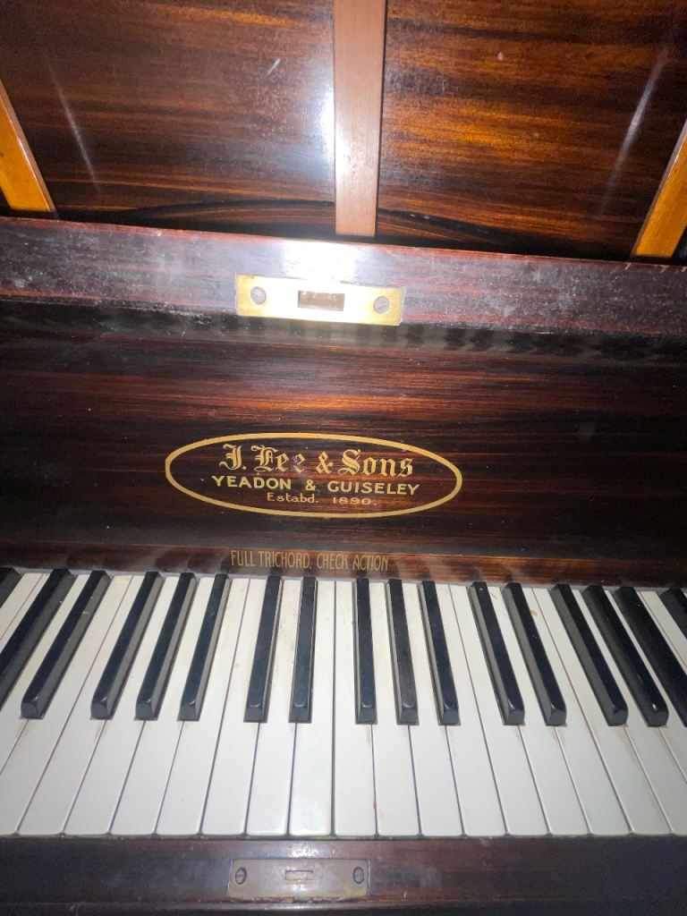 Upright piano 