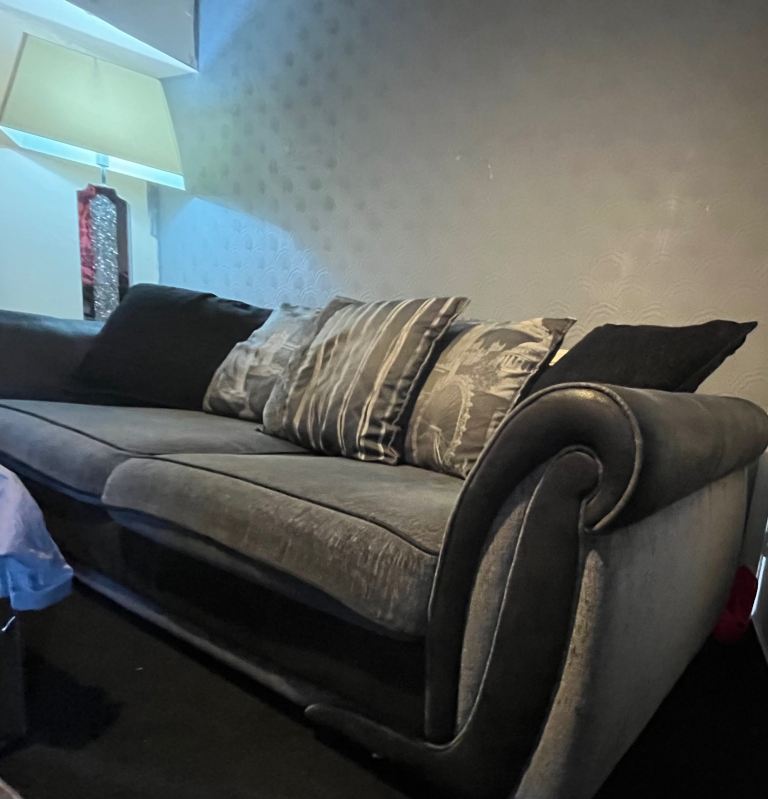 ***DFS 4 SEATER + MACTCHING CHAIR***