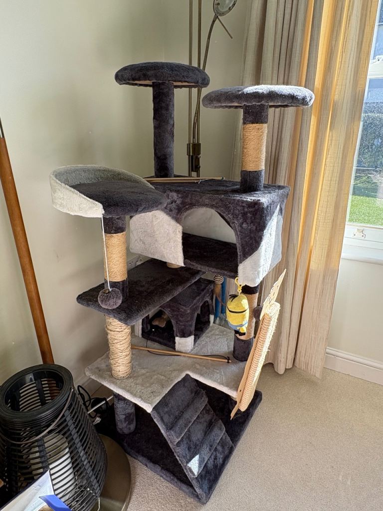 Cat tree. Excellent condition 
