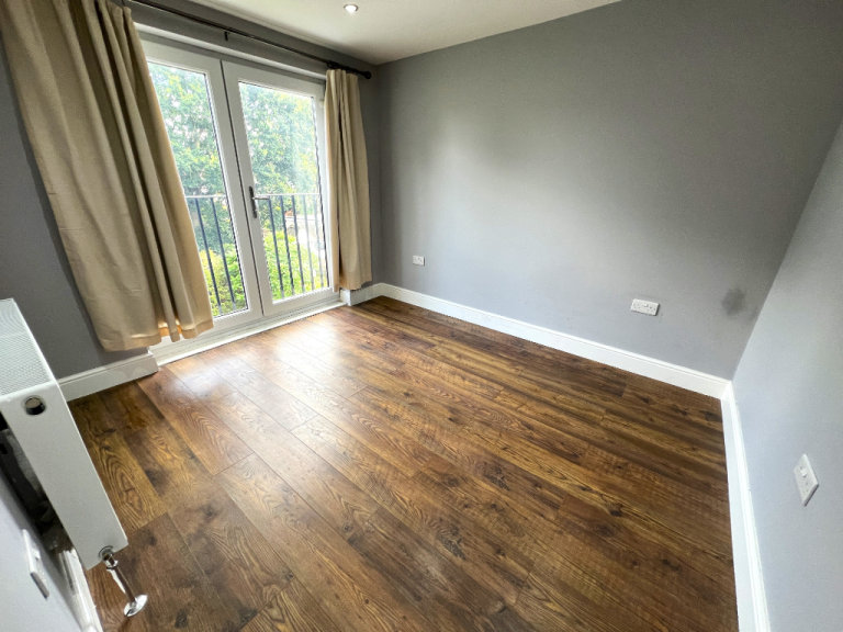 Excellent 6 bedrooms House with converted conservatory of one bedroom flat near Redbridge Station 