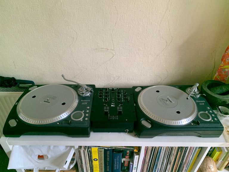 2 x Record Player / Turntables 