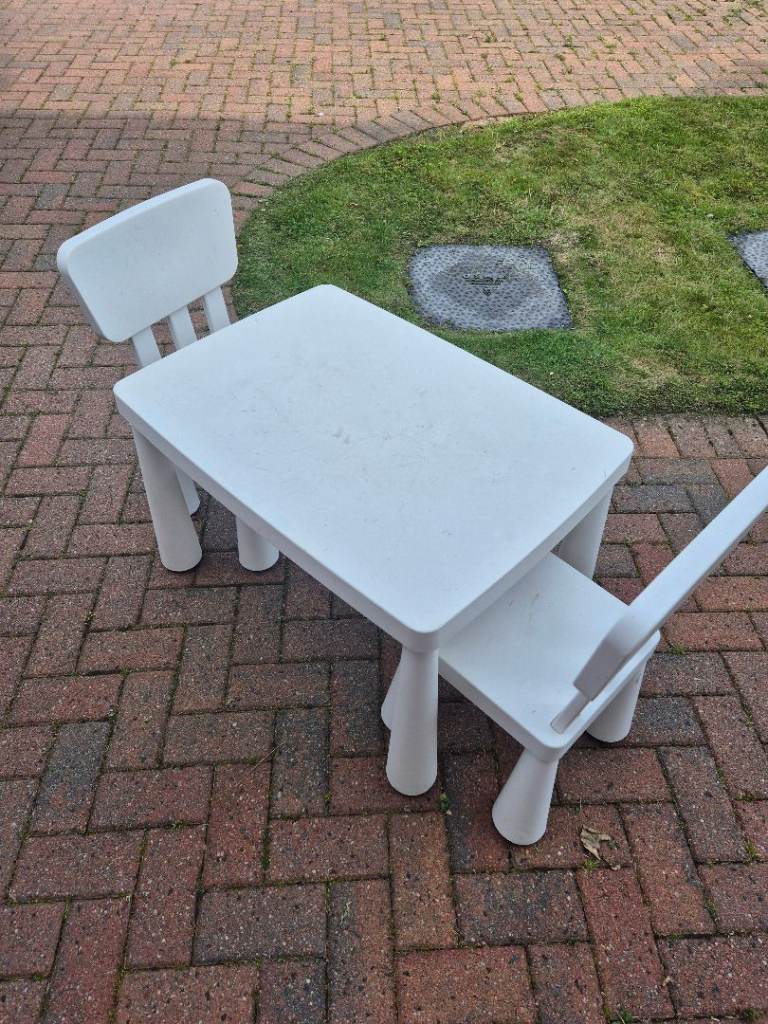 IKEA Kids Table and 2 Chairs – White, used Condition