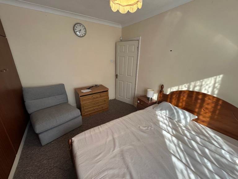 2 DOUBLE BEDSITS ALDERNEY GARDENS NORTHOLT MIDDLESEX UB5 5BP - ALL BILLS INCLUDED!