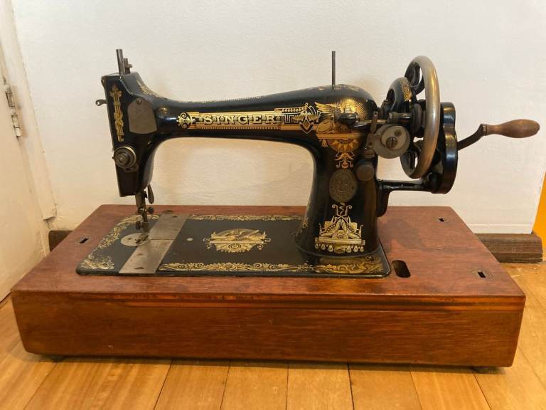 Vintage sewing machine (1917) with case *REDUCED*