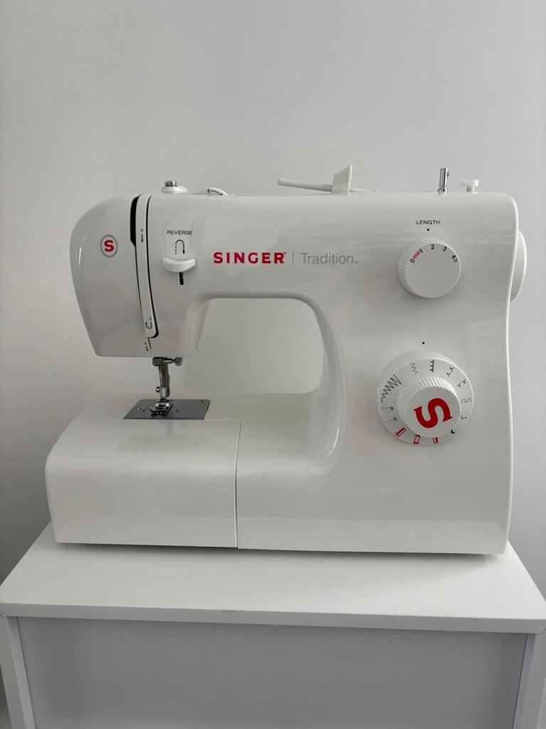 SINGER Tradition 2250 Sewing Machine – Good Condition