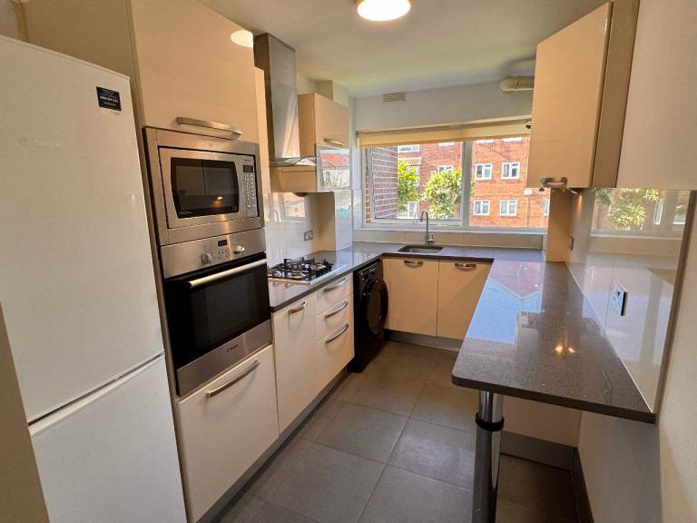 Modern 1-Bedroom Flat with Private Parking – Hendon Central, NW4 