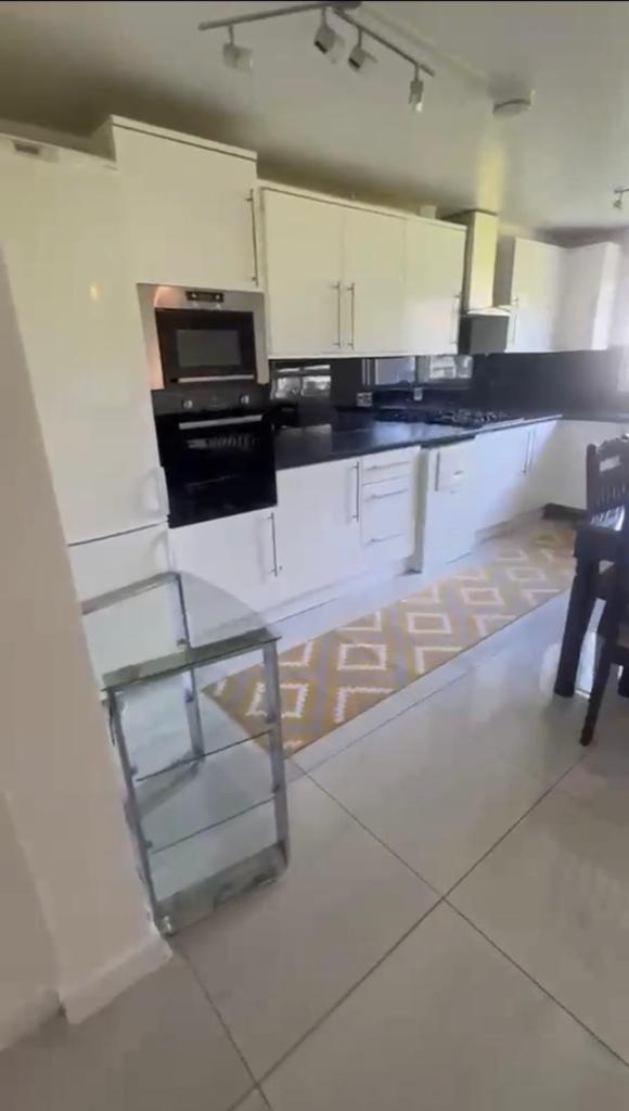 All Bills included 2 bedroom flat 2 minutes from Sutton High street