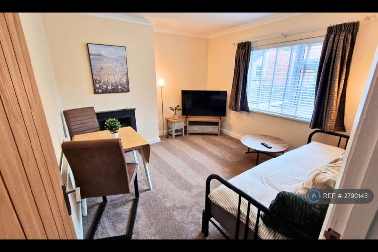 1 bedroom flat in Westbury Road, Leicester, LE2 (1 bed) (#2790145)