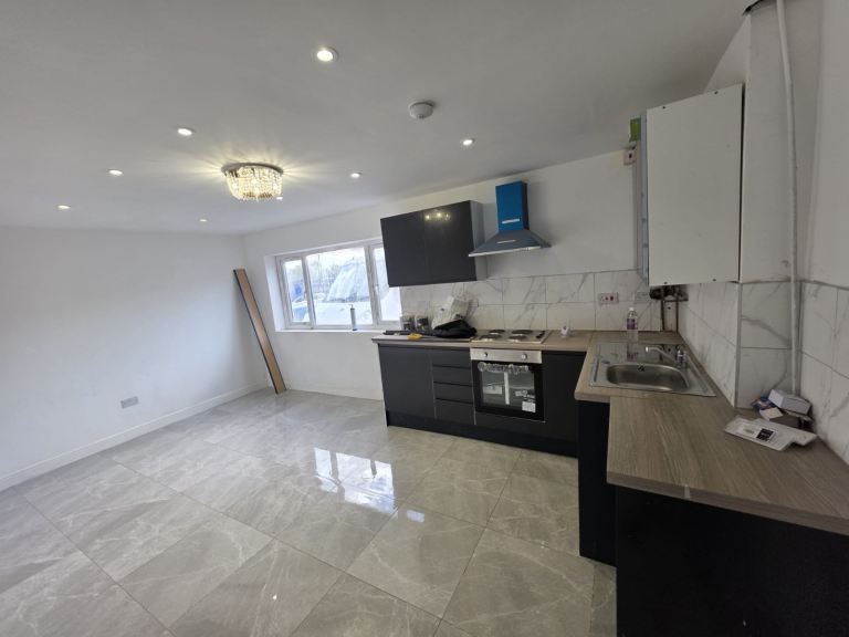 Stunning 2-Bedroom Apartment in Excellent Condition – DY2 – £1,200 PCM
