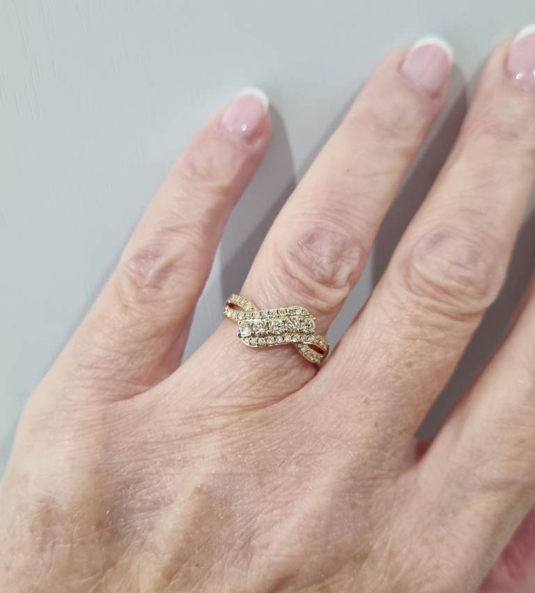 Gold 9ct Diamond cluster ring.  0.50ct. 