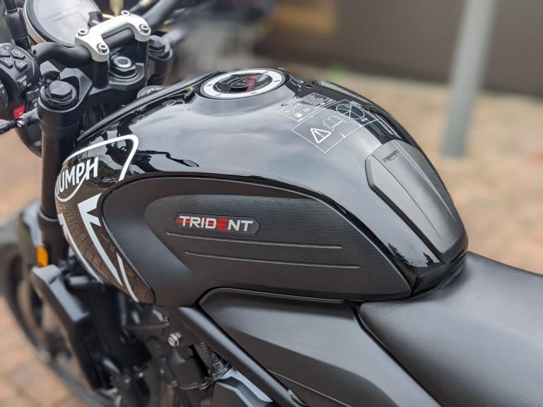 TRIUMPH TRIDENT 660 2024 - BLACK - HEATED GRIPS- 2 SERVICE STAMPS - QUICKSHIFTER