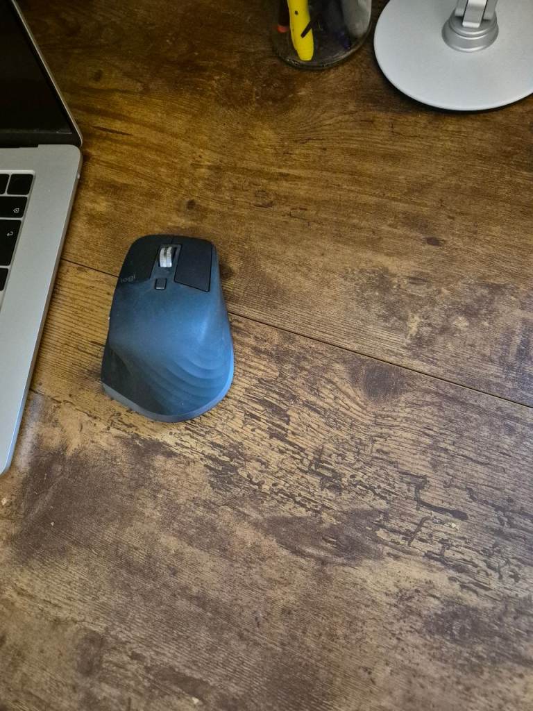 Standing adjustable work desk