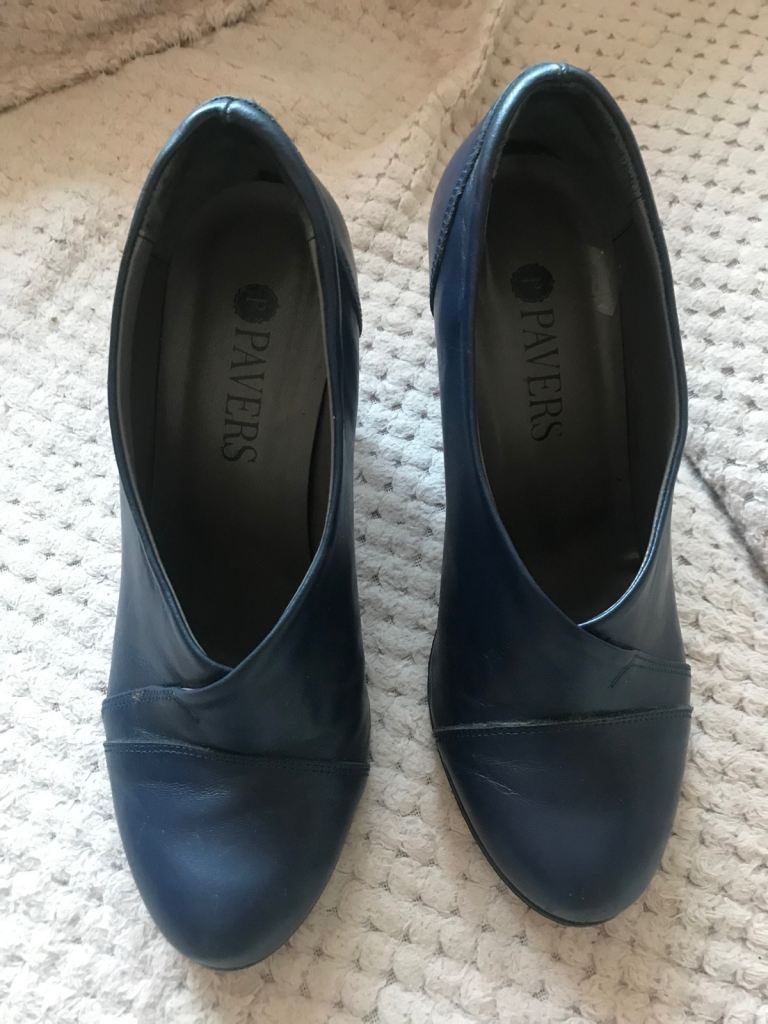 Pavers size 5 lady’s navy shoes 