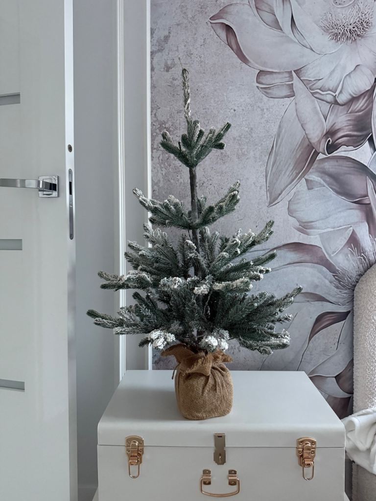 3ft prelit Christmas tree snowy 