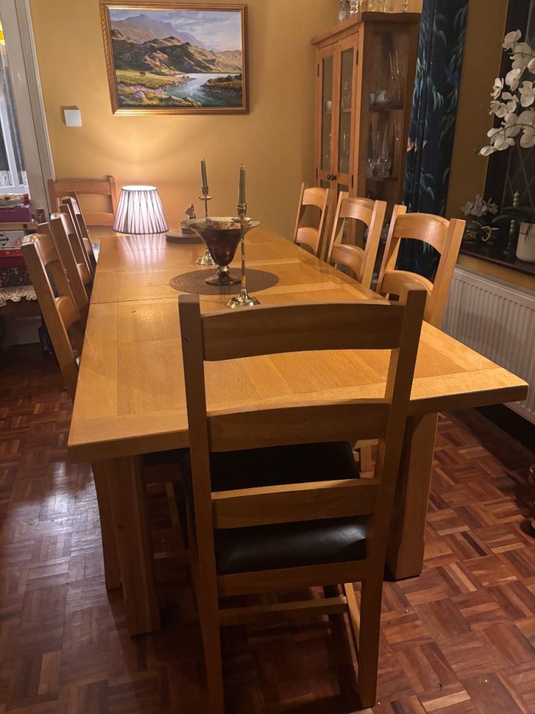 Large solid oak Dinning Table & 8 Chairs