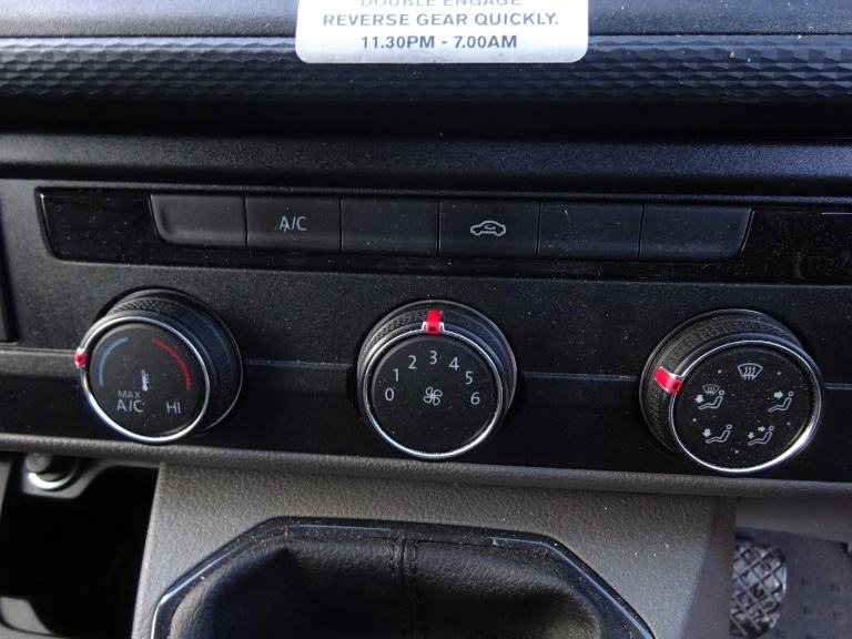 2024 74 REG VOLKSWAGEN TRANSPORTER T30 STARTLINE DIESEL VAN DAMAGED SALVAGE