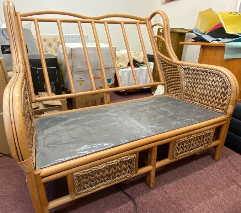 Lovely Rattan 2-Seater Sofa - Excellent Condition