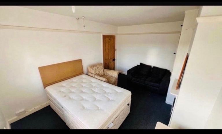 Available for April only, short let ,, Large Double bedroom available on main London road