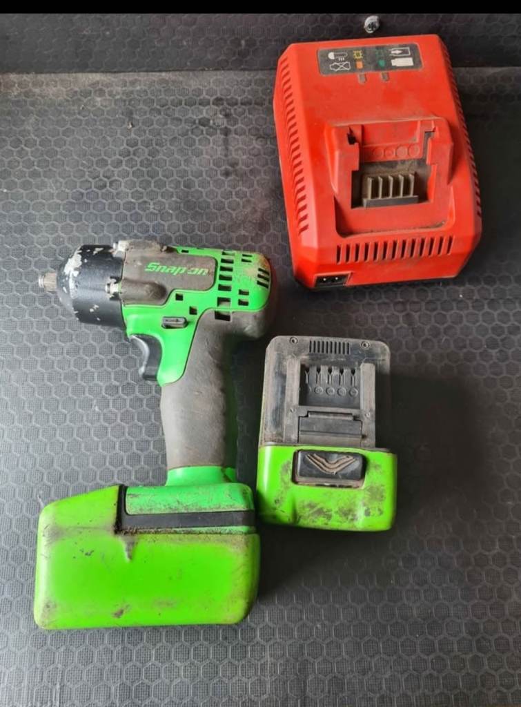 Snap on 18v battery drill, 3/8 gun, 3 batteries and charger 