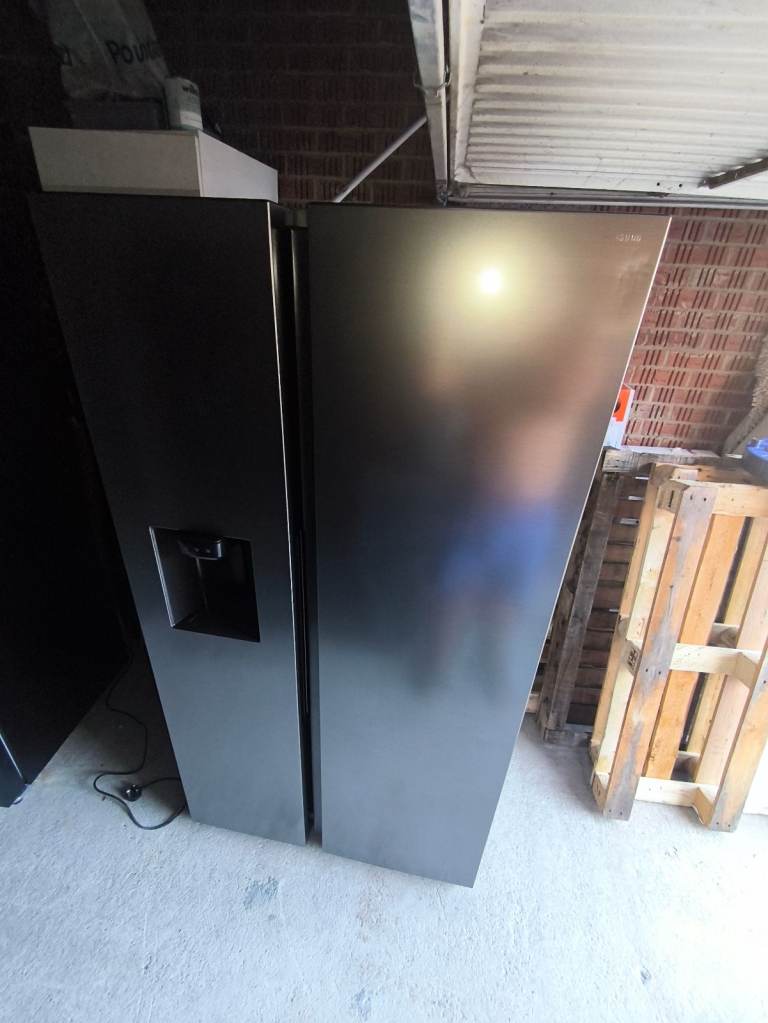American Style Fridge Freezer with Water Dispenser – Good Condition